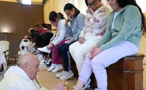 Папа Франциск омив ноги 12 жінок-ув'язнених