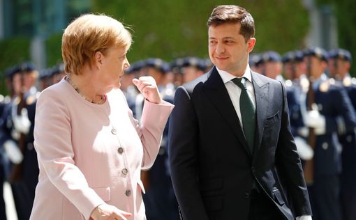 Зеленский обсудил с Меркель прекращение огня на Донбассе