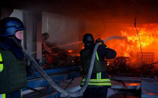 Удар по Одесі: рятувальники гасять пожежу на 8000 кв м