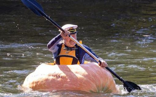Австралієць сплавляється річкою в човні з гігантського гарбуза