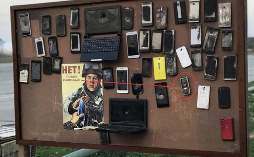 На авиабазе в Крыму россияне сделали стенд с отобранными у солдат смартфонами