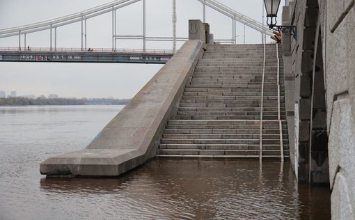 Готовим весла: реки выходят из берегов, Украина уходит под воду (фото, видео)