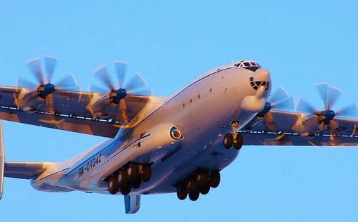 В Беларусь прилетел крупнейший в мире транспортный самолет "Антей"