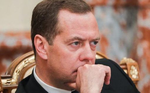 Медведев: РФ должна приостановить дипотношения с "враждебным Западом"