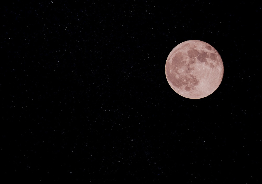 Розовая Луна: вид с планеты Земля. Уникальные кадры