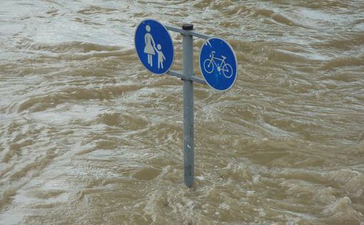 Сильные дожди на юго-западе Китая: затоплены дороги