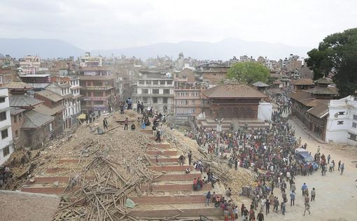 Землетрясение в Непале: тысячи людей провели ночь на открытом воздухе в холод