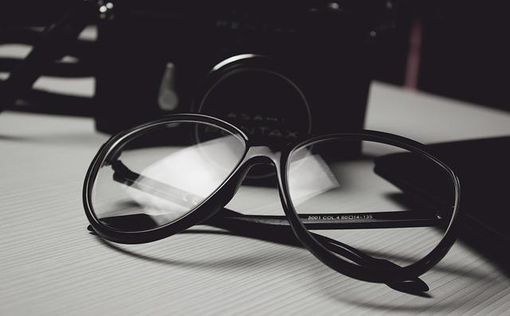 Созданы уникальные очки, которые могут помочь глухим "увидеть" разговор