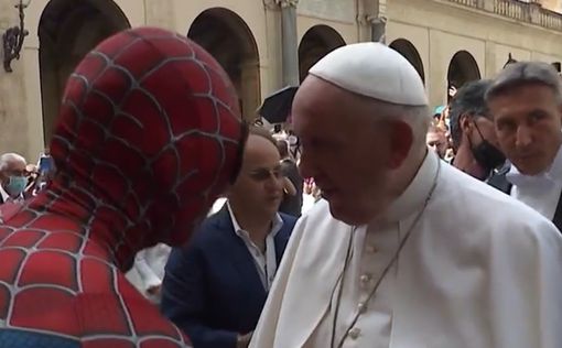 Папа Римский встретился с Человеком-пауком - видео
