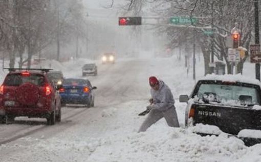В США сильный снегопад заблокировал сотни машин
