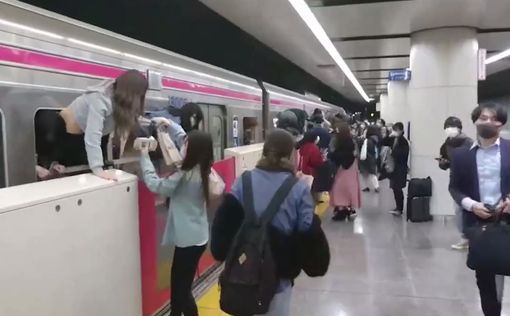 В Токио мужчина устроил резню в поезде: много пострадавших