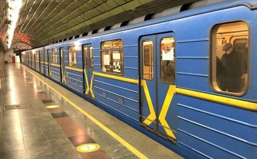 В Киеве пассажир попал под поезд метро: остановлена "зеленая ветка"