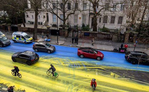 Дорога до посольства РФ у Лондоні стала синьо-жовтою. Фото