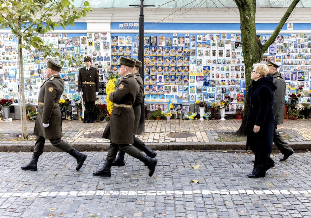 Премьер Литвы в Киеве почтила память павших героев. Фото | Фото: twitter.com/IngridaSimonyte