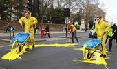 Дорога к посольству РФ в Лондоне стала сине-желтой. Фото | Фото 1