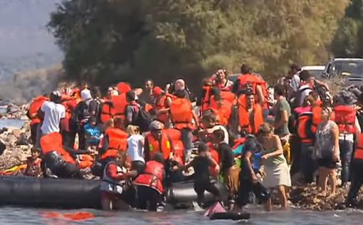 400 мигрантов под турецким флагом высадились в Греции