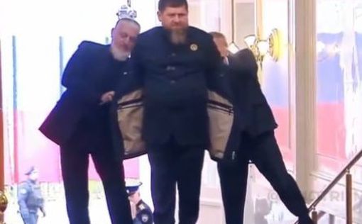 Рамзан Кадыров то ли не смог снять пальто, то ли в барина играл