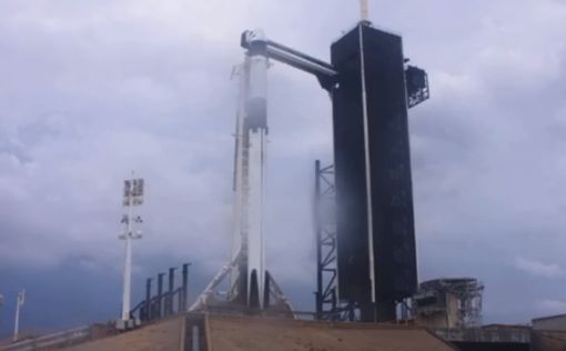 SpaceX отменила первый запуск людей в космос: что случилось
