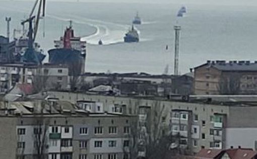 Корабли ВМФ РФ заходят в порт Бердянска (фотофакт)