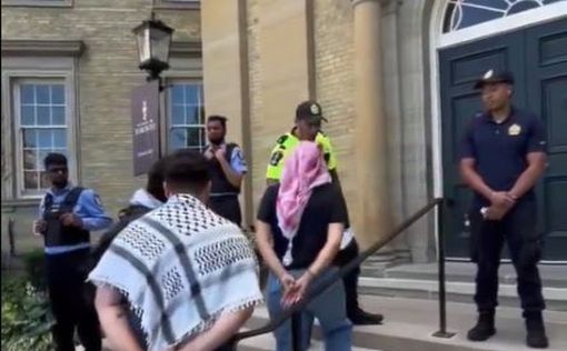 В Торонто студентов, одетых в арафатки. полиция не пускала в университет