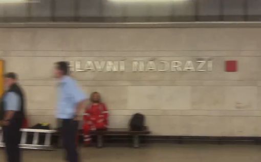 У Празі у метро людям на голови обвалилася частина стелі