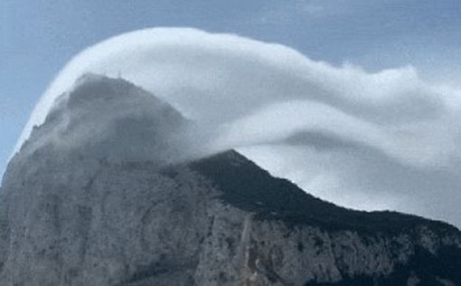 Захватывающее видео: причудливое облако над Гибралтарской скалой