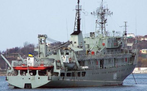 Получившее пробоину судно ВМС Украины буксируют в Одессу