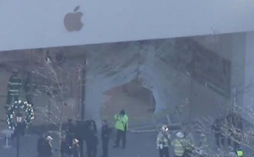Машина врезалась в магазин Apple в США: видео