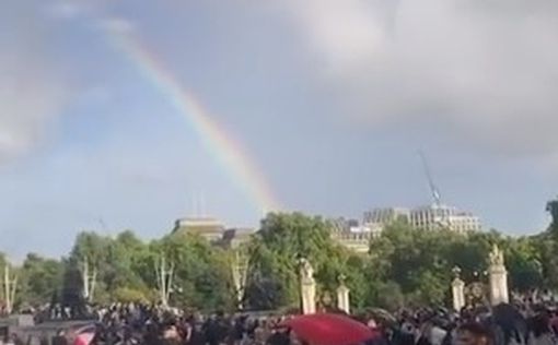 За час до объявления смерти королевы: радуга над Букингемским дворцом