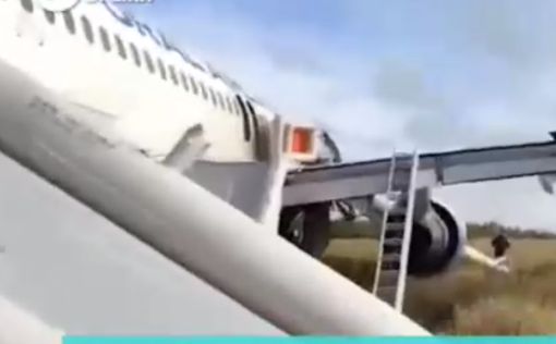В России самолет совершил экстренную посадку посреди поля