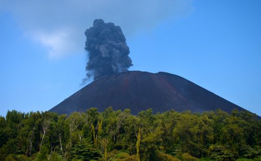 В Индонезии началось извержение вулкана Анак Кракатау