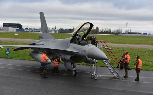 Україна отримала перший тренажер винищувача F-16