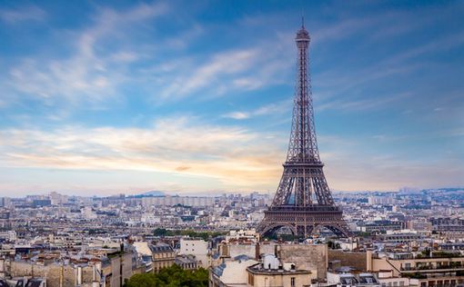 СМИ: В Париже мужчина с ножом взял в заложники двух женщин