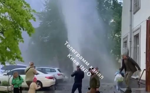 Кадр дня: огромный "фонтан" забил в центре Киева