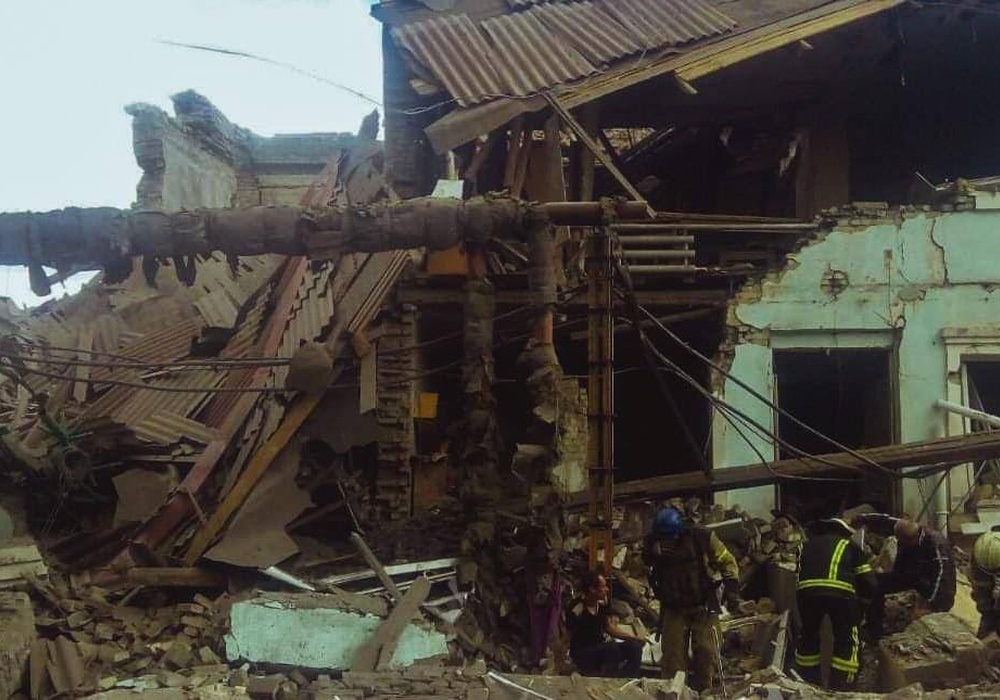Удар по Лисичанску: тела достают из-под завалов