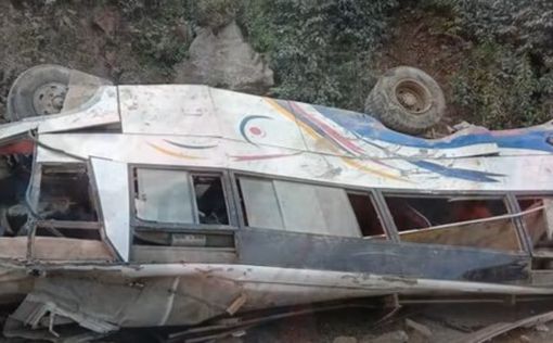 В Непале автобус сорвался в пропасть: десятки погибших