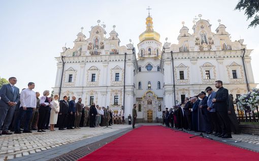 Зеленский поздравил с Днем Крещения Руси-Украины и помолился в Лавре. Фото