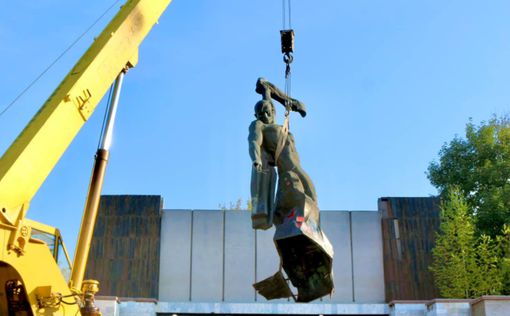 В Коломые разрушили памятник советским воинам-освободителям