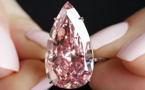 Уникальный розовый бриллиант ушел с молотка