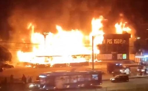 Пожар в Санкт-Петербурге: огонь уничтожил торговый центр – видео
