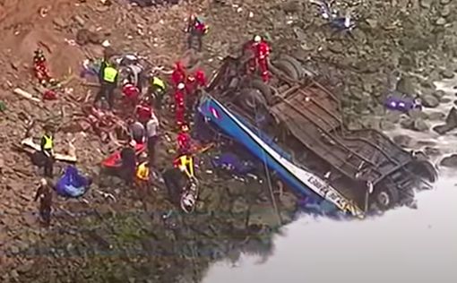 Перу: автобус рухнул со скалы, погибли десятки людей