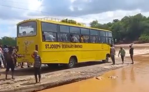 В Кении автобус упал в реку: два десятка жертв