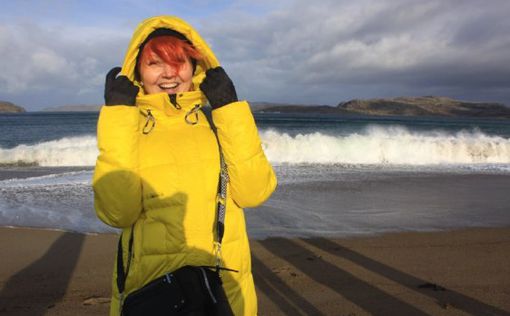 В РФ на журналистку написали донос из-за ее фото в желтом пуховике на фоне неба
