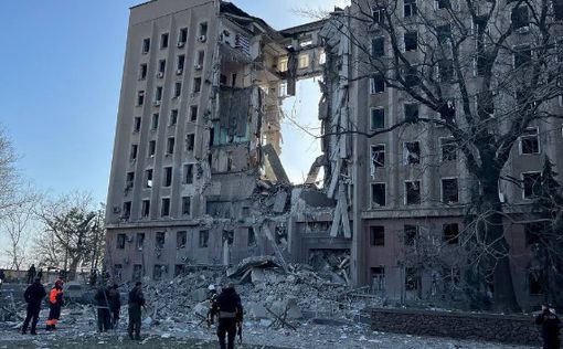 Россияне разбомбили Николаевскую ОГА: под завалами люди