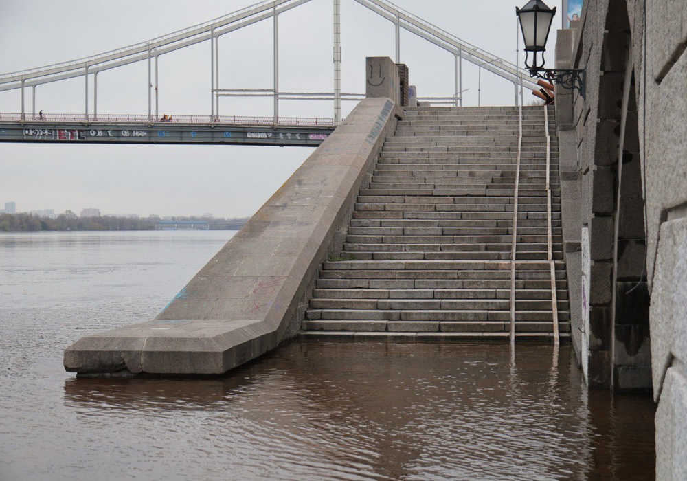 Готовим весла: реки выходят из берегов, Украина уходит под воду (фото, видео)