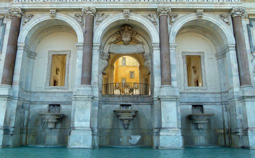 Рим: туристки искупались в фонтане – памятнике XVII века
