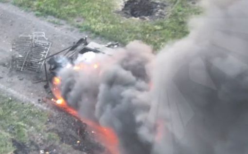 Розліт російського танка через влучання всього одного дрона: відео