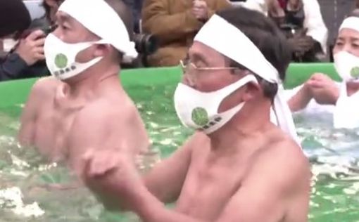 Стояли в ледяной воде: японцы помолились за конец пандемии