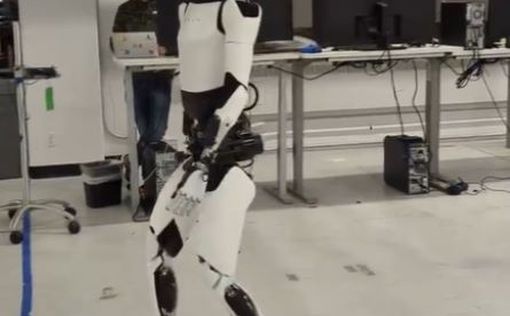 Ілон Маск показав як ходить робот Optimus