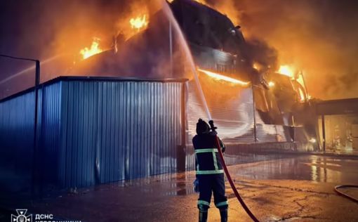 Россияне ночью разбомбили Херсон: горел "Эпицентр", жилые дома и машины